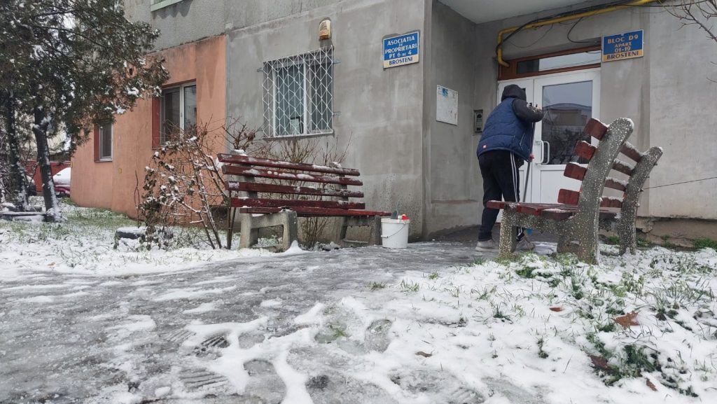 (VIDEO) Trotuare alunecoase și obligații ignorate: primele probleme după ninsoarea din Buzău