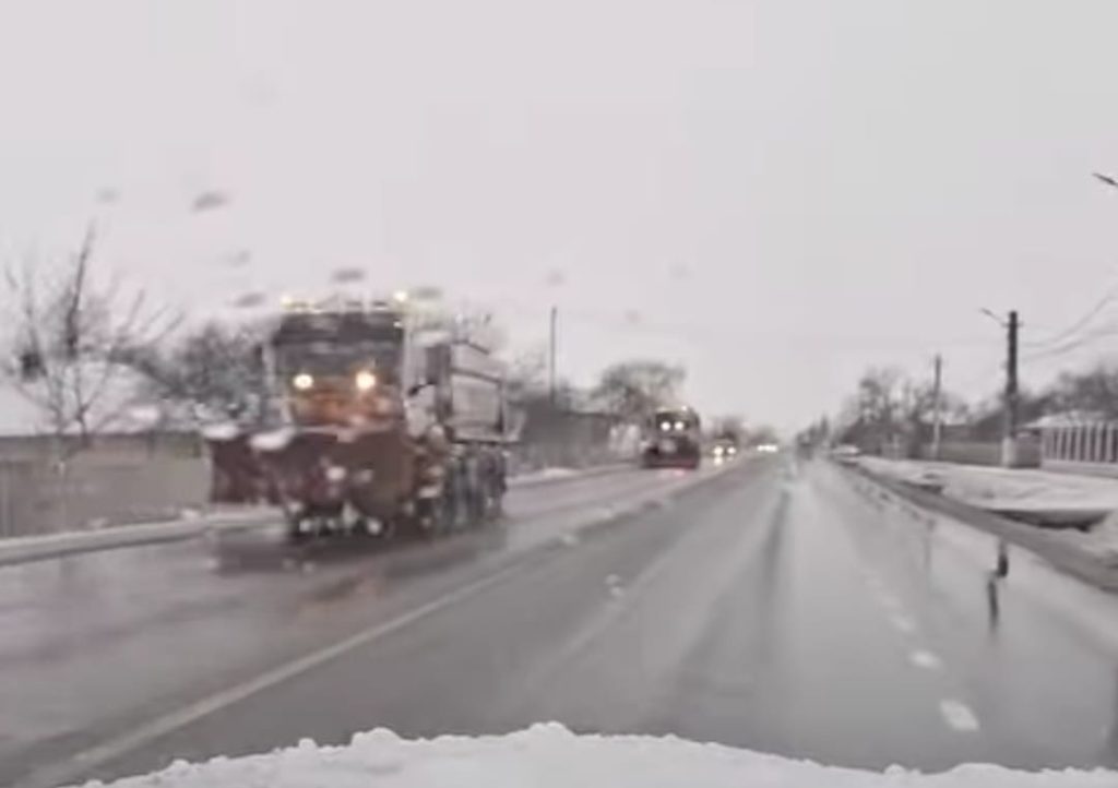 (VIDEO) Ploi și lapoviță, risc crescut pe șosele! Drumarii au scos zeci de utilaje pe teren, în tot județul