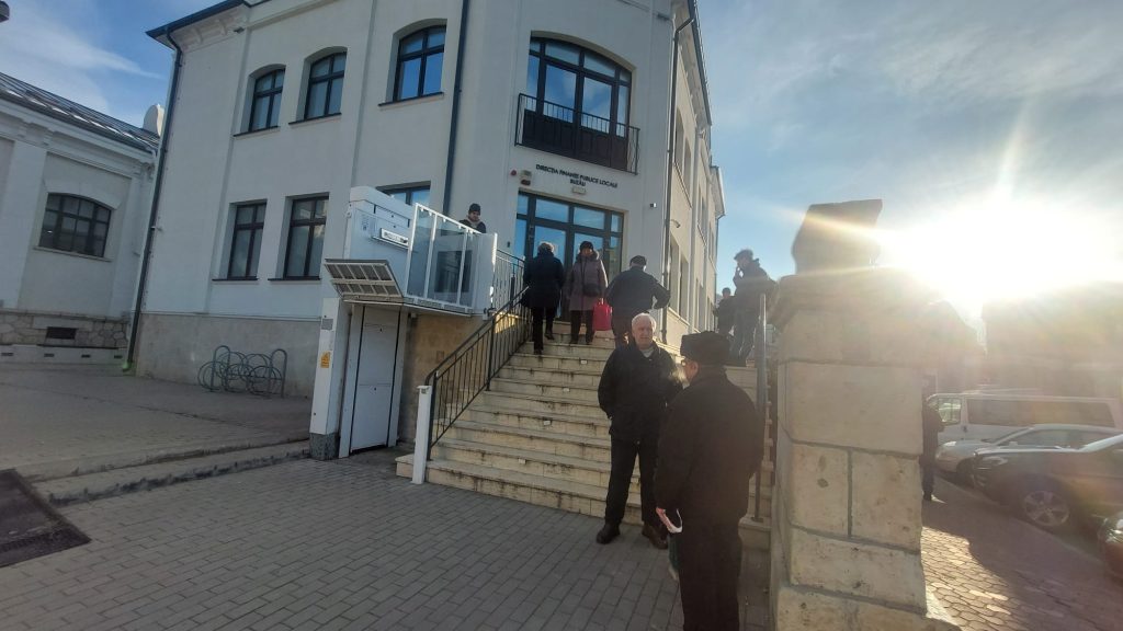 Aproape 100 de buzoieni pe oră, la Direcția Economică. Ce sumă s-a strâns din taxe și impozite, în prima zi