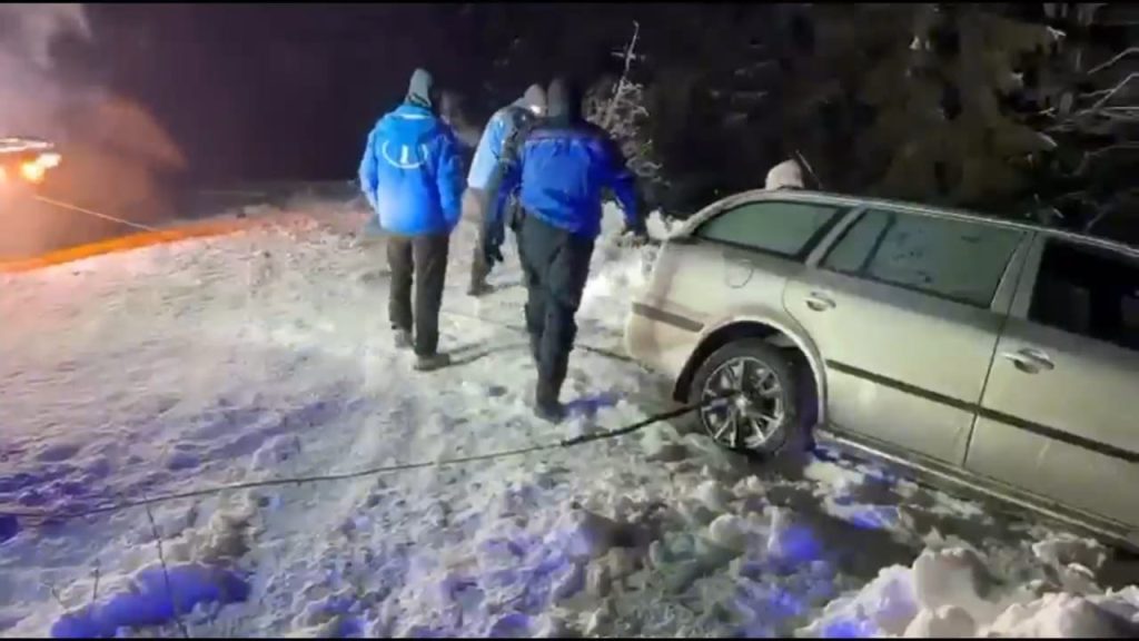 (VIDEO) Tineri salvați de jandarmi după ce au rămas blocați în zăpadă, la miezul nopții