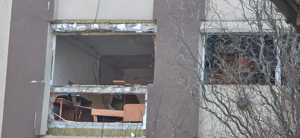 BREAKING NEWS: Explozie într-un bloc din municipiul Buzău, mobilizare de forțe la fața locului O persoană a fost rănită (FOTO)
