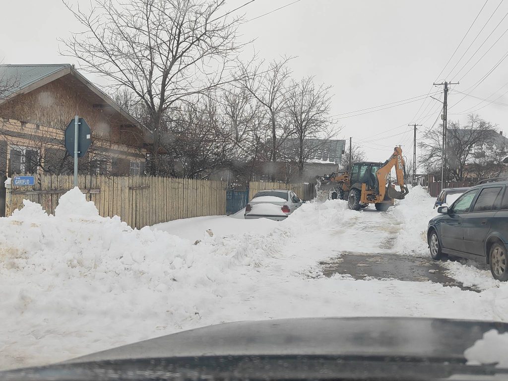 EROII DIN NĂMEȚI. Povestea celor trei drumari din Smeeni care au învins viscolul: 16 ore de luptă continuă, fără pauză de masă, pentru a debloca șapte sate (FOTO)
