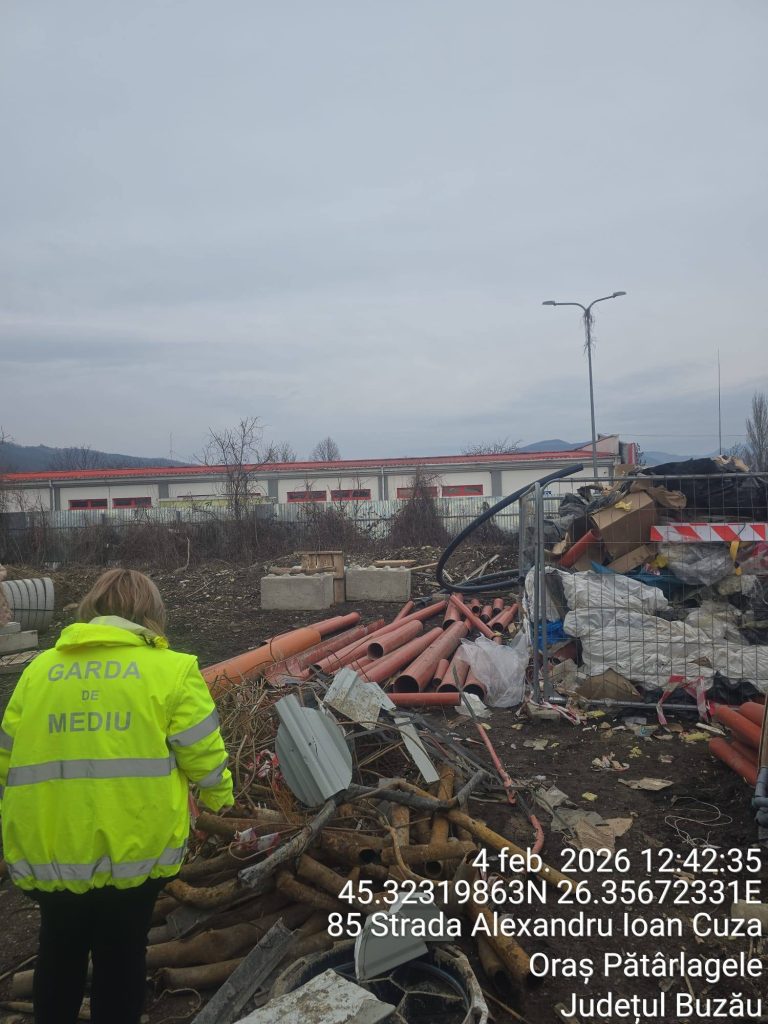 Dezastru ecologic la Pătârlagele. Deșeuri toxice și azbest, îngropate cu excavatorul pe malul pârâului Sibiciu. Reacția Gărzii de Mediu (FOTO)