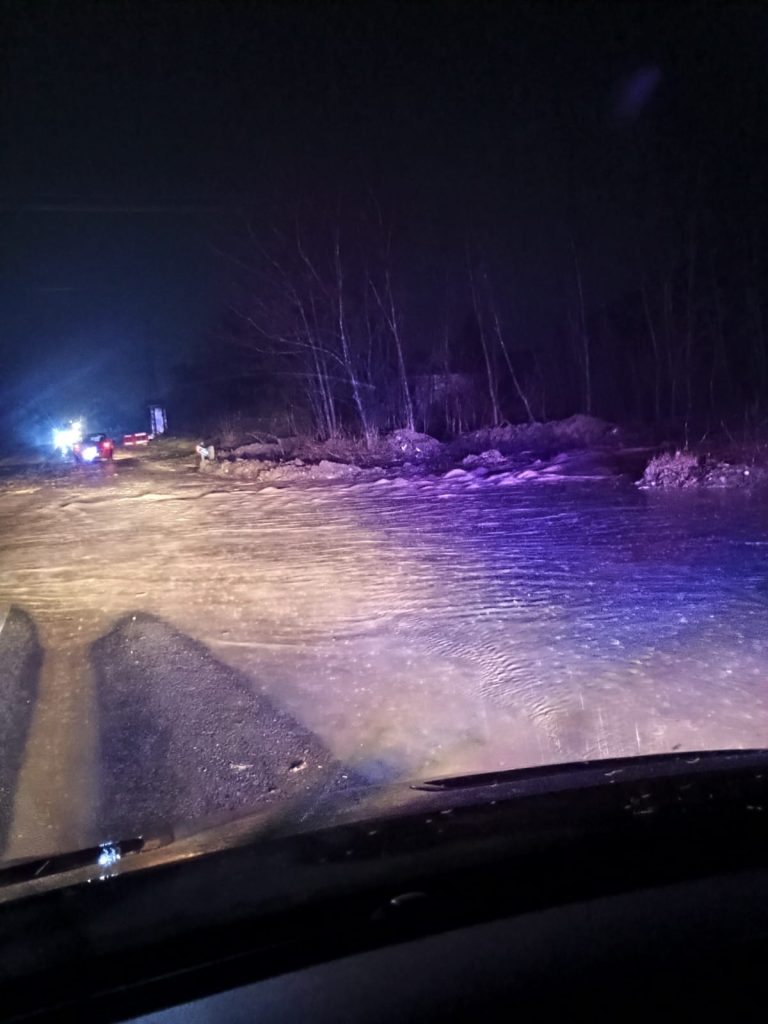 Primele probleme cauzate de ploi. Circulație îngreunată pe o șosea națională (FOTO&VIDEO)