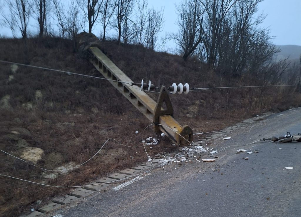 Sute de gospodării fără curent electric, de ore bune