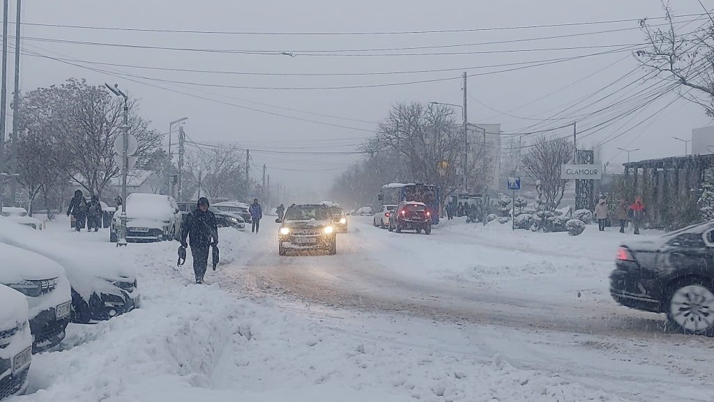 (FOTO&VIDEO) Buzău, sub 16 cm de zăpadă. Se circulă cu mare dificultate. ”Recomandăm să se renunțe la mașinile personale”