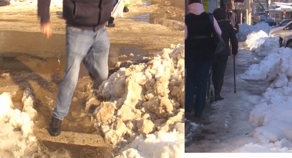 (VIDEO) Buzău, orașul-capcană după ninsoare: aluneci pe gheață, calci în bălți sau te lovește zăpada de pe acoperiș