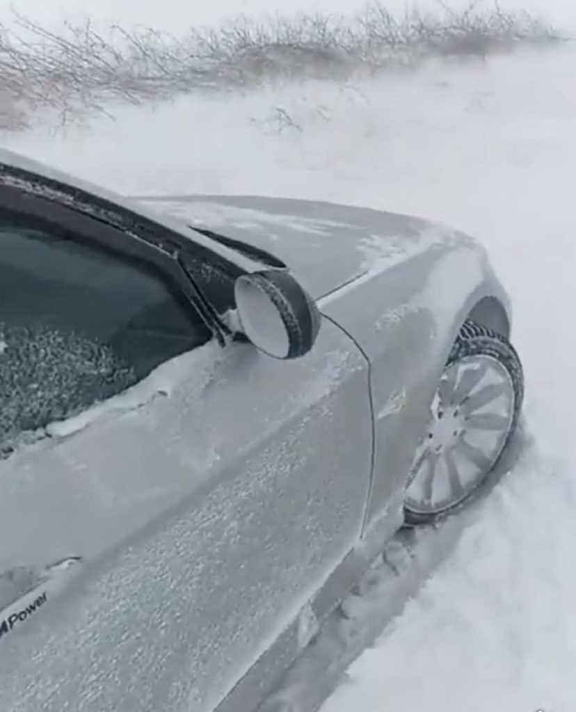 (VIDEO) Autoturism scos din zăpadă între Smeeni și Brădeanu. Intervenții pentru mașinile de dializă în sudul județului