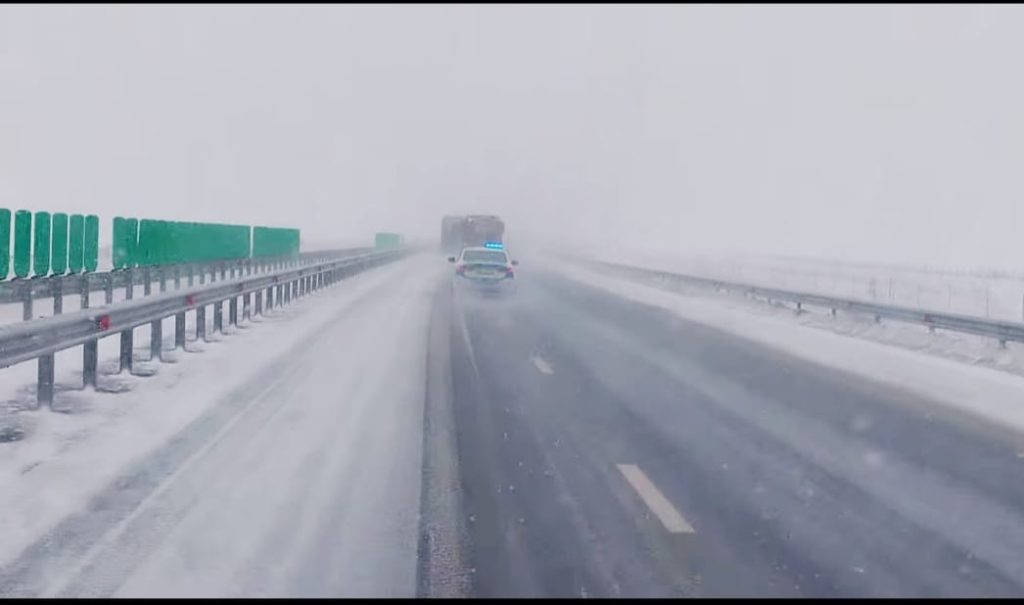 (VIDEO) Ninsori și viscol pe Autostrada A7. Drumarii intervin cu utilaje în baterie pentru menținerea circulației