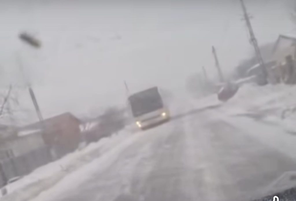 Transbus suspendă circulația autobuzelor pe ruta Buzău – Smeeni din cauza viscolului