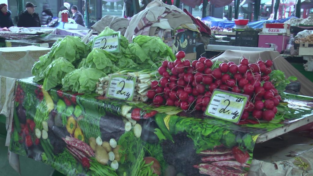 A început Postul Paștelui! Legumele și fructele, la mare căutare. Cu ce prețuri se vând trufandalele în piață (FOTO)