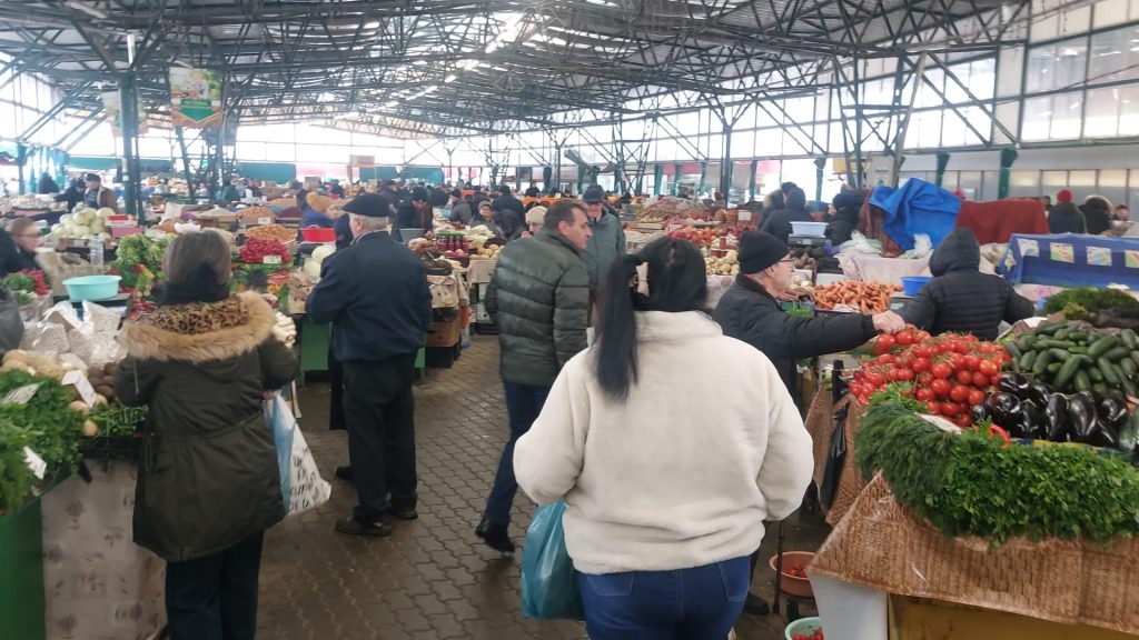 (VIDEO) Postul Paștelui aduce speranță comercianților din Piața Centrală. Unii au mai lăsat la preț să atragă clienții. Ce spun cumpărătorii