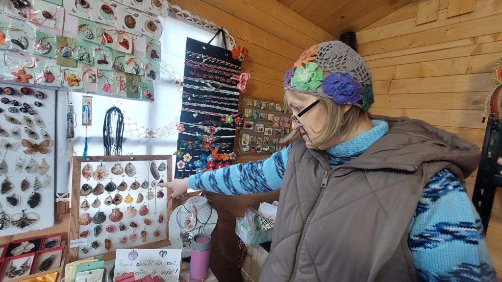 (VIDEO) De la coșari din piele la scoici pictate! Mărțișoarele unicat care fac senzație la Târgul de la Brătianu