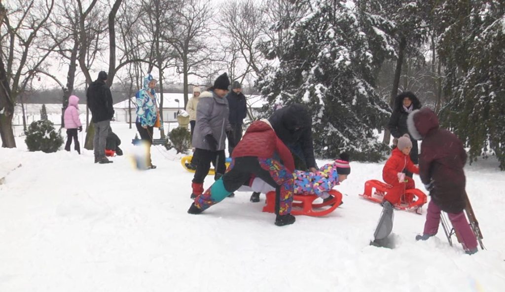 (VIDEO) Parcul Crâng, transformat într-un tărâm de poveste după ninsoarea abundentă. Părinții și-au retrăit copilăria, iar copiii s-au bucurat de o zi de iarnă autentică