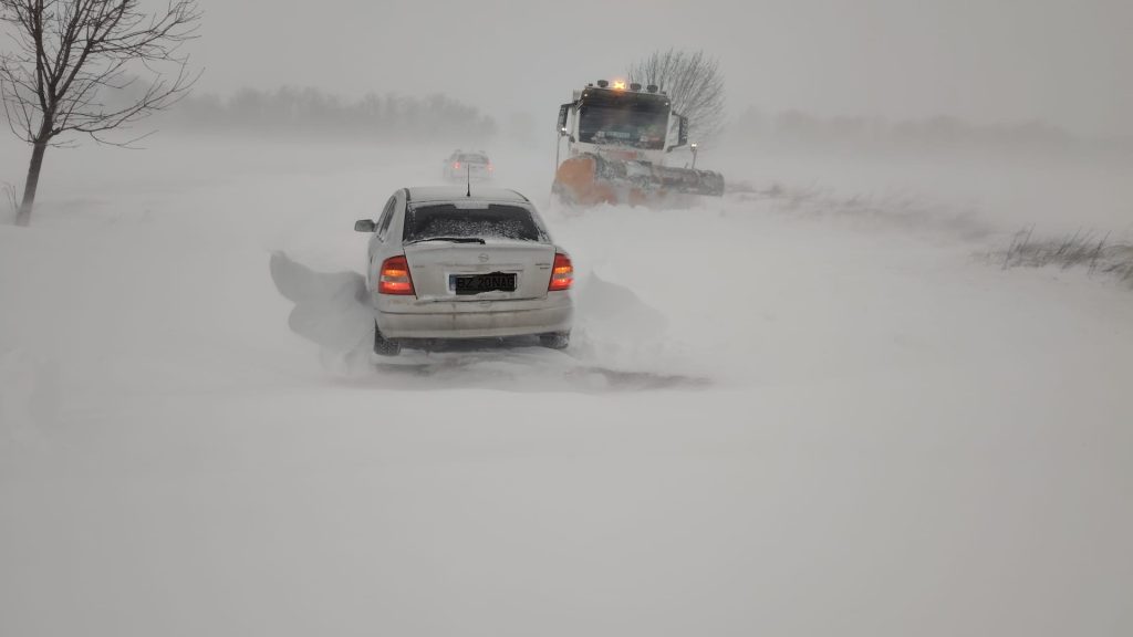 HAI SUS! Dimineața, la lopată. Cum arată urgia albă, în județ: drumuri blocate, oameni înzăpeziți, misiuni medicale cu șenilata (FOTO+VIDEO)