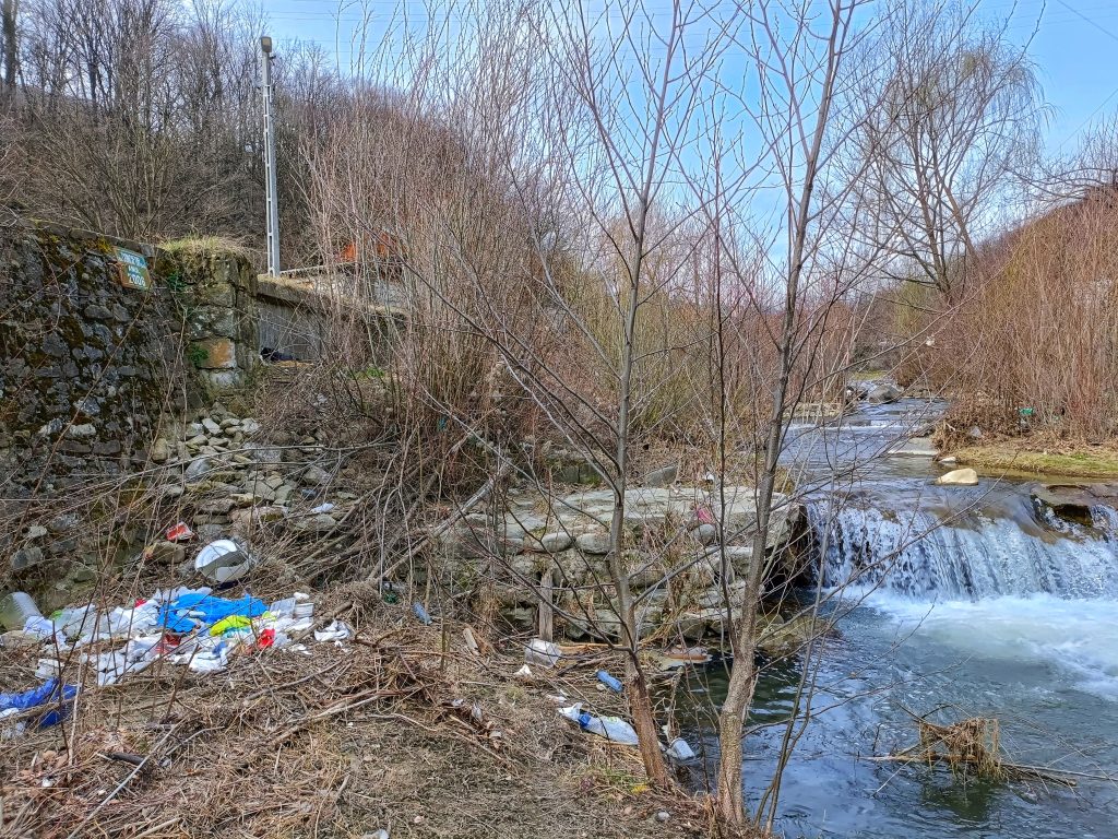 (VIDEO) Dezastru pe malul pârâului Nehoiu, descoperit de Ziua Mondială a Apei