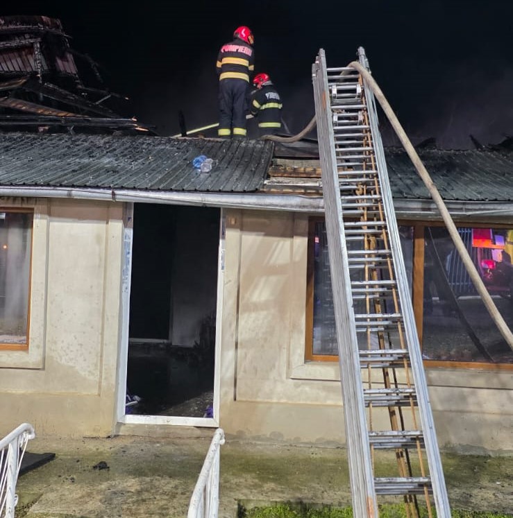 Familie rămasă pe drumuri. Casă din Cilibia, distrusă de foc (FOTO)