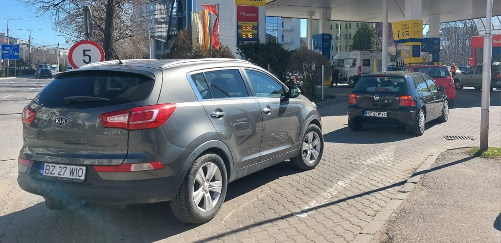 (VIDEO) Șoferii buzoieni resimt efectele războiului din Iran. Prețurile carburanților cresc de la o zi la alta
