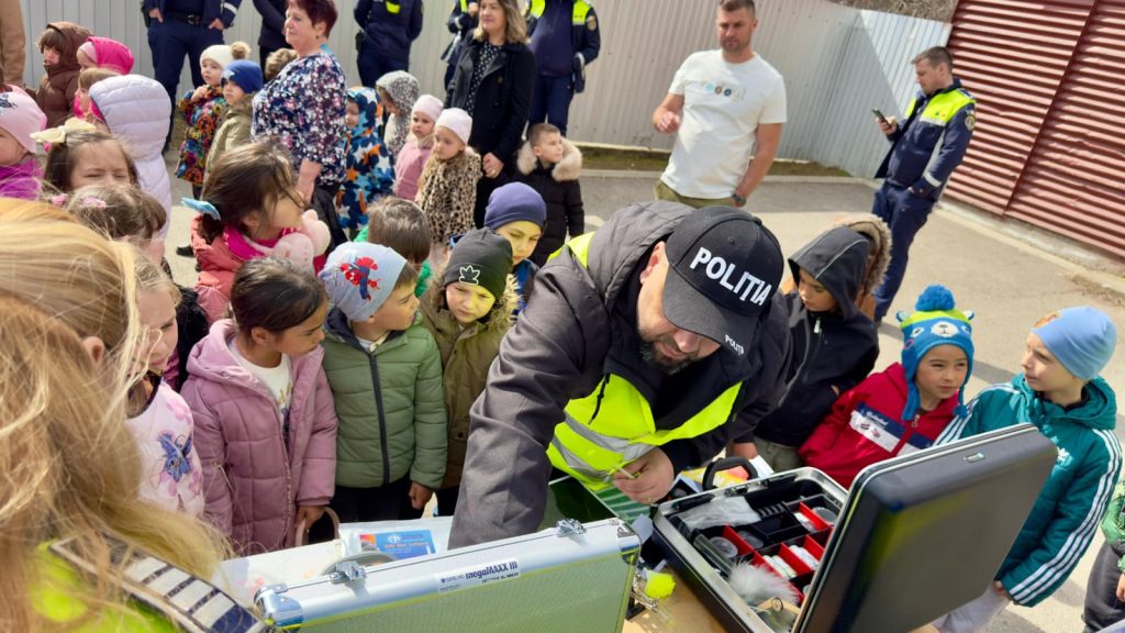 Buzoienii, invitați să petreacă weekendul alături de polițiști. Ateliere interactive, jocuri și expoziție de tehnică, în parcarea mall-ului