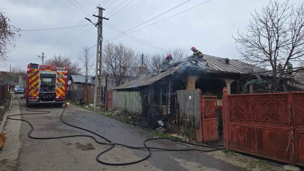 Casă în flăcări! Proprietarul, cu arsuri pe 90% din suprafața corpului, la spital