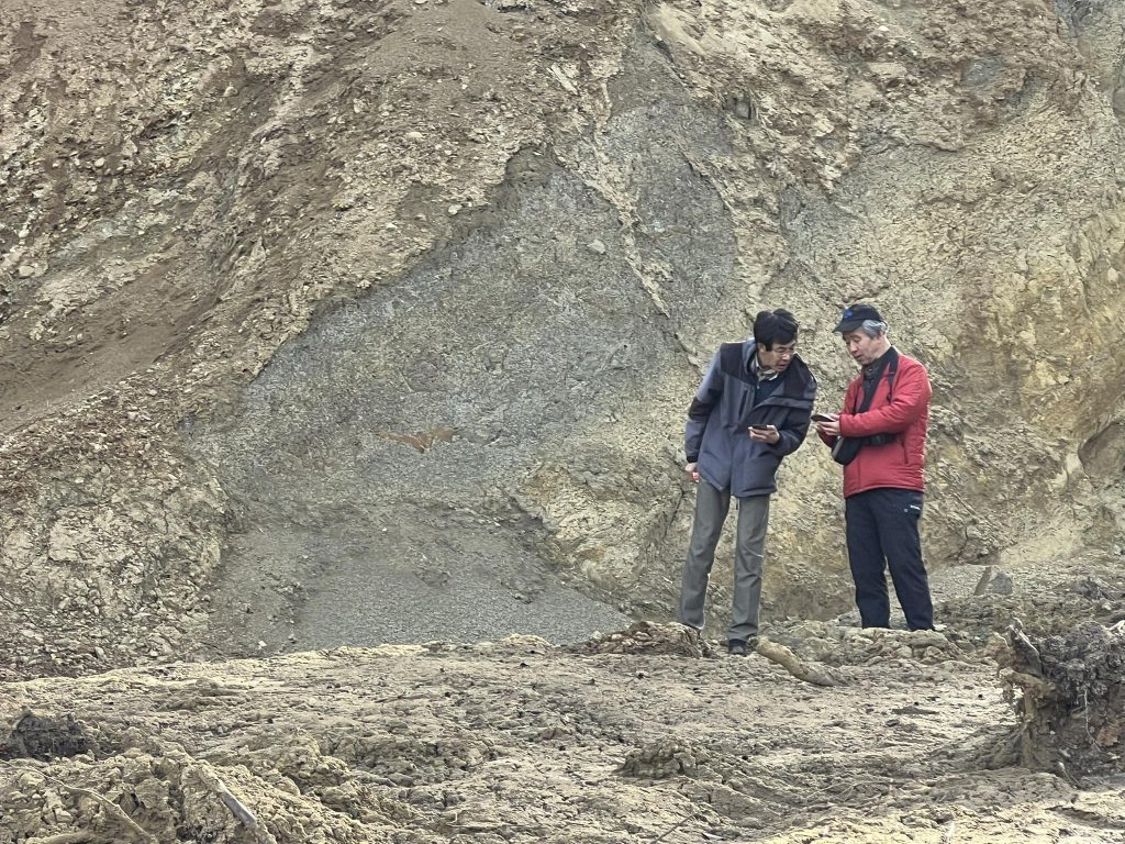 Cercetători din Japonia, prezenți pe Valea Buzăului pentru a studia zonele cu risc de alunecări de teren (FOTO)
