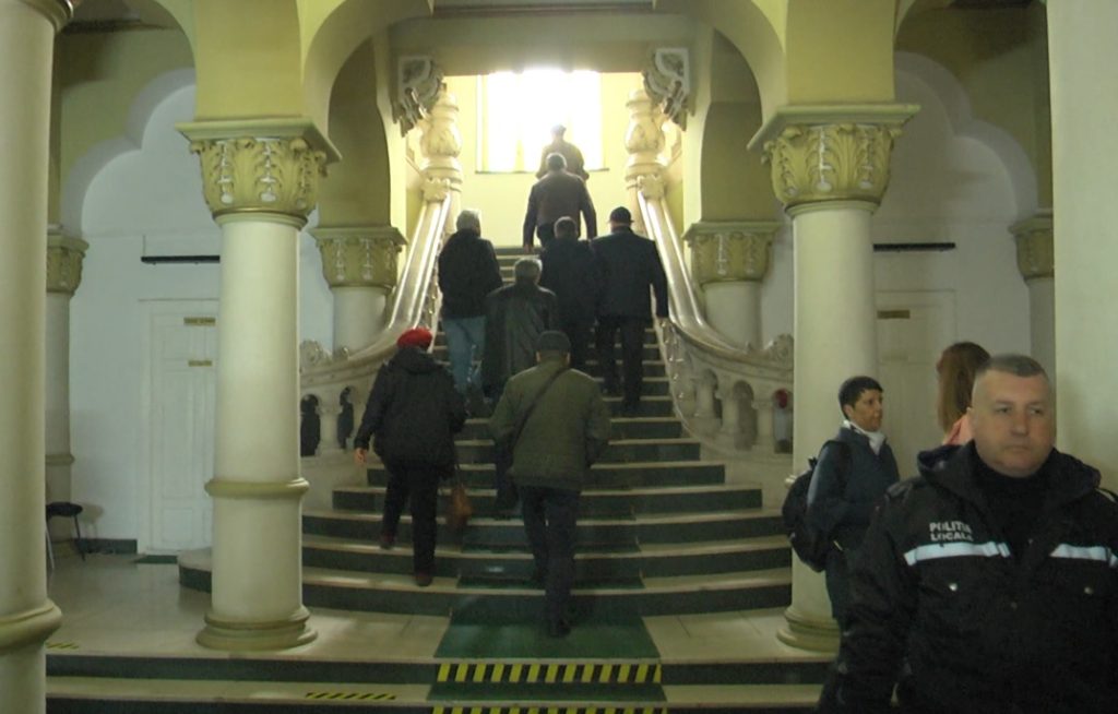 E SCANDAL MARE! Primarul Toma amenință locatarii căzuți nevinovați în haosul reabilitării blocurilor! Dezinformați, abuzați, deposedați de valoarea proprietăților, se retrag! Demisii de presedinți de asociații! Programul continuă doar la 11 blocuri! Deocamdată (FOTO + VIDEO)
