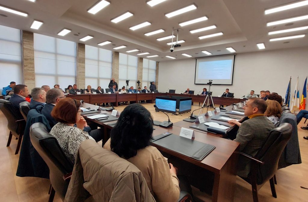 (VIDEO) Prefectul județului Buzău și-a anunțat demisia după ultima ședință a Colegiului Prefectural. Ce mesaj a avut pentru șefii de instituții
