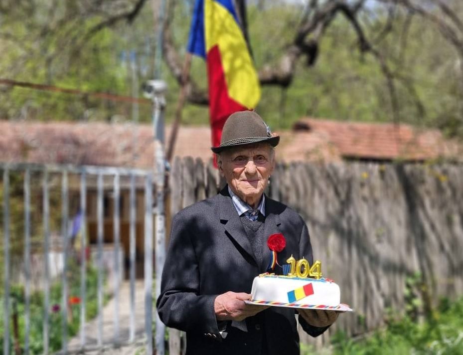 Nea Gică Baciu, sărbătorit la 104 ani: “M-am născut cu drapelul ăsta, pentru ăsta am luptat” (FOTO)