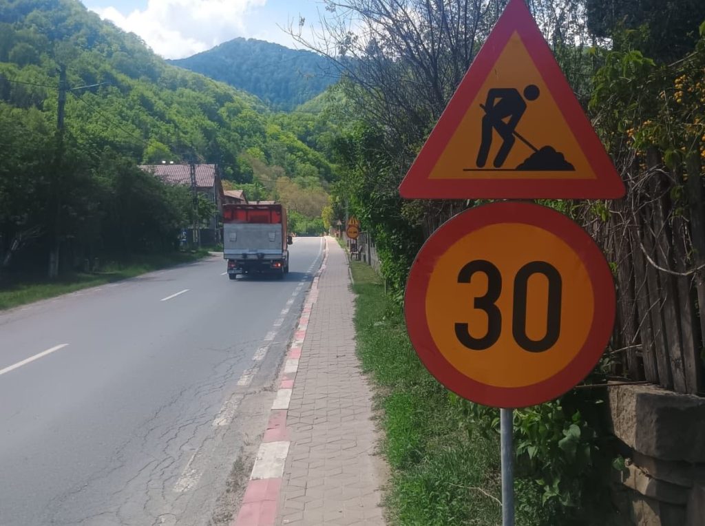Noi restricții pe DN10, la Siriu. Au apărut probleme în urma ploilor din ultimele zile