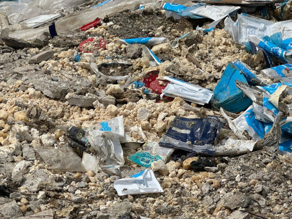 Imagini revoltătoare! Tone de deșeuri, depozitate la întâmplare, făcând aerul irespirabil. Ce au decis comisarii de mediu (FOTO)