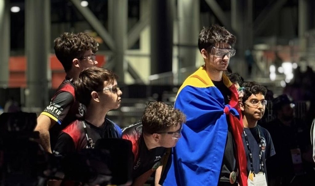 Val de felicitări pentru Heart of RoBots și celelalte echipe de robotică după performanța de la Campionatul Mondial. Visul american continuă cu o nouă competiție