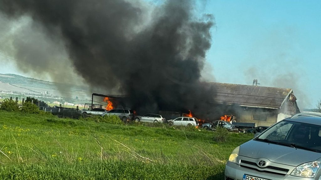 (VIDEO) Incendiu puternic la ieșirea din Vernești