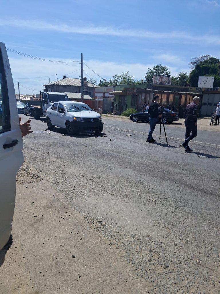 Accident pe DN2 E85, la Râmnicu Sărat. Ce a făcut un șofer după ce a alimentat la benzinărie (FOTO)