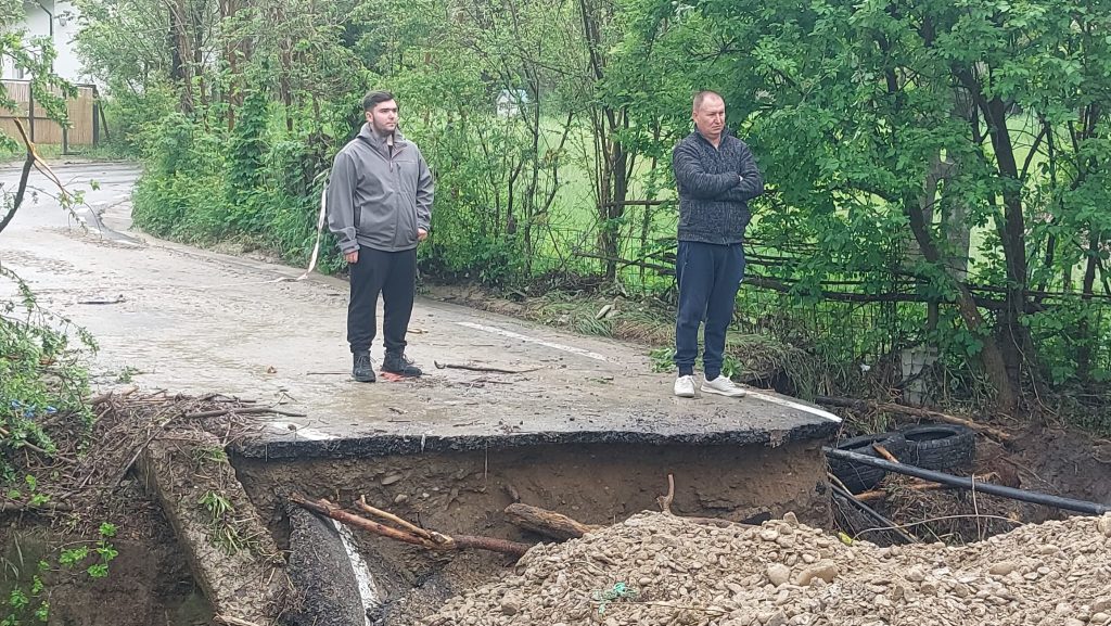 Prăpăd în urma ploilor, în Tisău: drumuri distruse, zeci de familii izolate (FOTO&VIDEO)