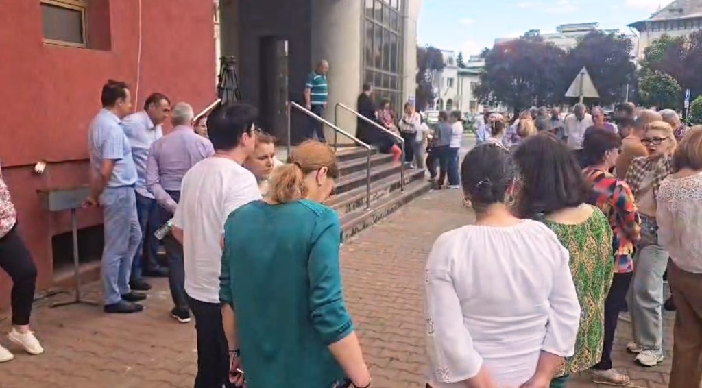 Protest spontan la Finanțele din Buzău! Zeci de angajați au ieșit în stradă: „Suntem retrogradați! Ne taie din salarii și…” (VIDEO)