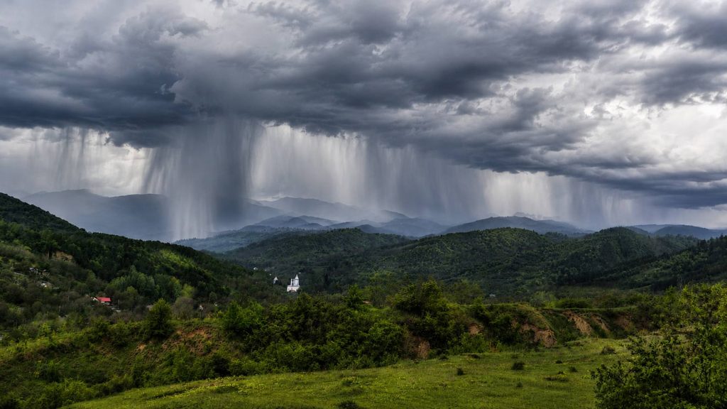 Contraste meteo în Buzău: prăpăd în zona de  munte, lipsă de apă la câmpie