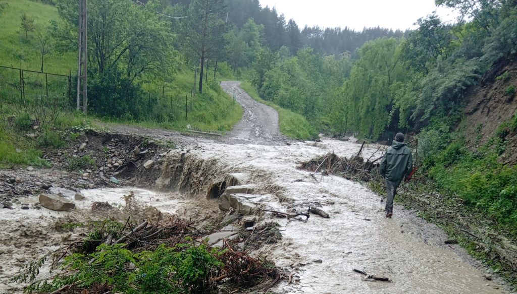 Viitură puternică în zona de munte. Singurul drum de acces către satul Vârteju, Lopătari, distrus de șuvoaie (FOTO&VIDEO)
