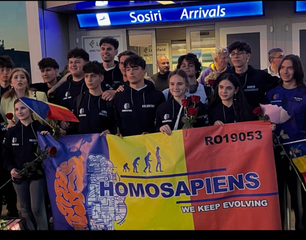 Aplauze și flori pentru tinerii de la Homosapiens la revenirea în țară după succesul răsunător din SUA. Liceenii, primiți ca adevărați campioni