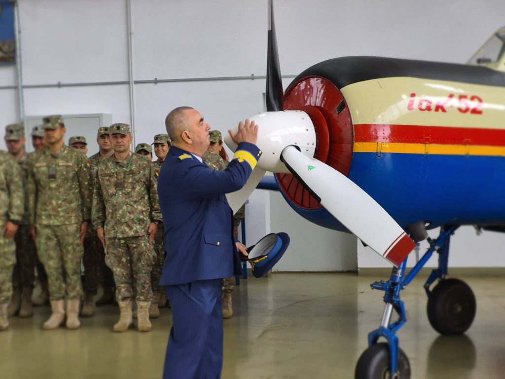 Cel mai longeviv instructor de IAK-52 de la Boboc și-a încheiat zborul. „Ultimul mohican” al generației sale se retrage după 40 de ani la manșă