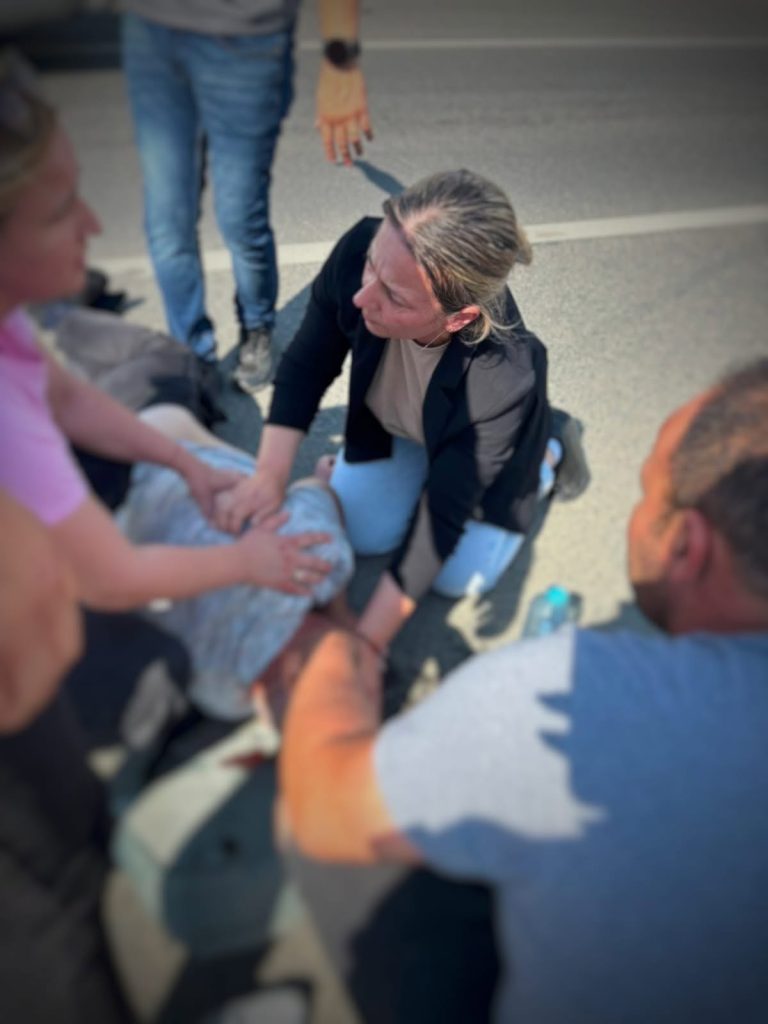 Scene dramatice pe DJ203K: bărbat rănit, salvat de două cadre militare aflate în drum spre casă