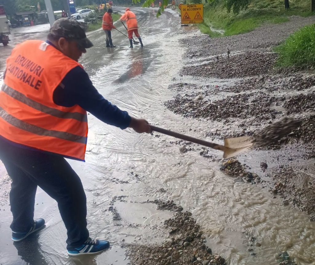 Trafic îngreunat pe DN10, în urma unei ploi torențiale (VIDEO)