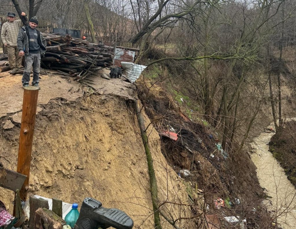 Coșmar pentru o familie din Cătina! Buzoienii privesc zilnic cum pământul o ia la vale, riscând să le înghită casa (FOTO)
