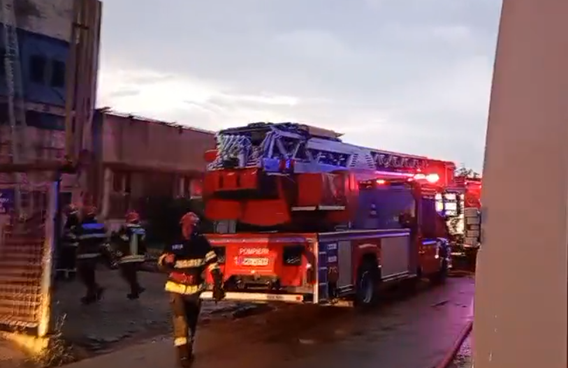 ALERTĂ! Incendiu la Contactoare! Fum gros, vizibil de la distanță, zeci de persoane evacuate (VIDEO)