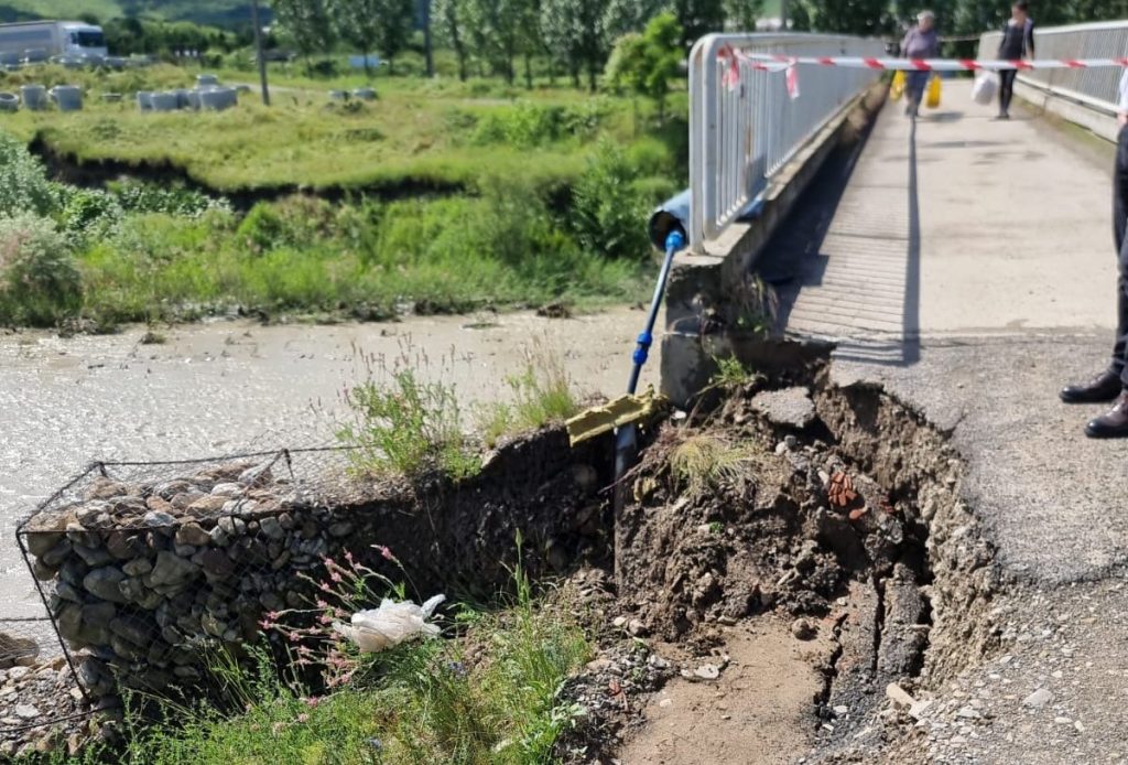 Probleme pe Valea Slănicului: pod afectat de ape, închis traficului, drumuri sătești și comunale, măturate de șuvoaie. Bilanțul pagubelor produse de ploi în ultimele 24 de ore (VIDEO)