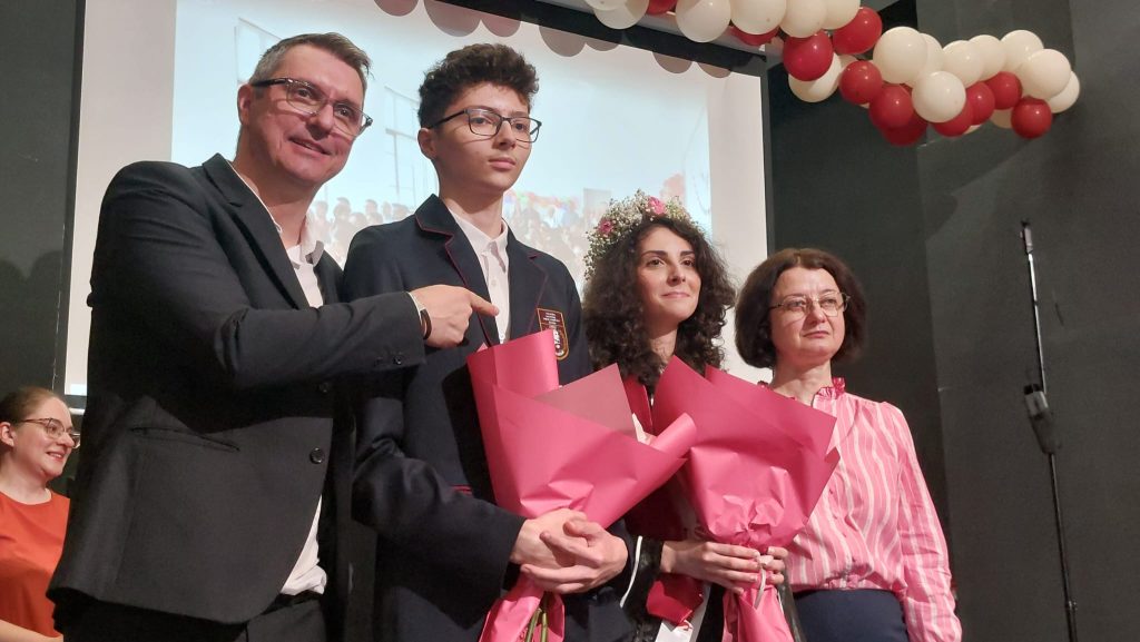 (VIDEO) Frați de 10, modele pentru o generație! Momentul care a ridicat sala în picioare în ziua absolvirii de la Eminescu