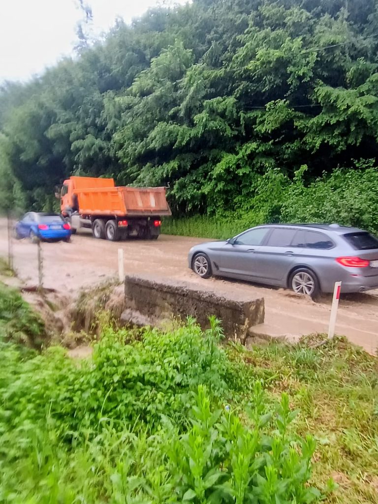 (VIDEO) Ploile torențiale au inundat DN 10, între Nehoiașu și Siriu