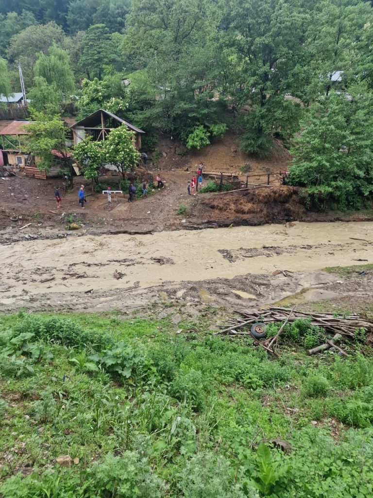 Noi pagube raportate de primăriile din județ. O casă e la un pas de prăbușire, zeci de kilometri de drumuri sunt distruse