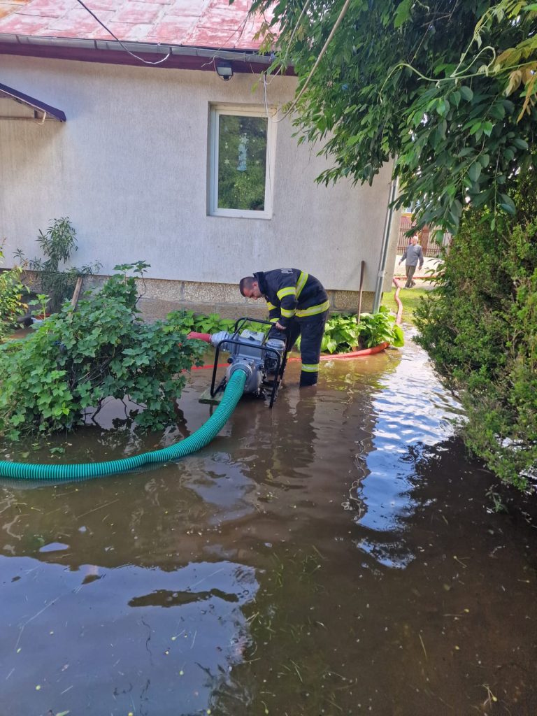 Dezastrul lăsat în urmă de ploile de sâmbătă. Pompierii intervin și astăzi în județul Buzău, aflat în continuare sub Cod Galben