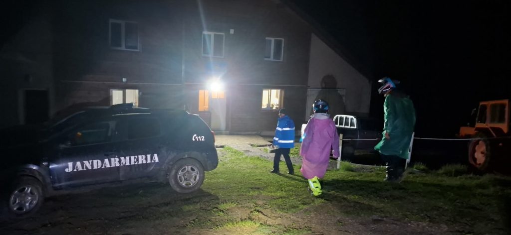 (VIDEO) S-au rătăcit cu ATV-ul pe munte și au rămas blocați în plină furtună. Cum au fost salvați doi turiști de jandarmii din Nehoiu