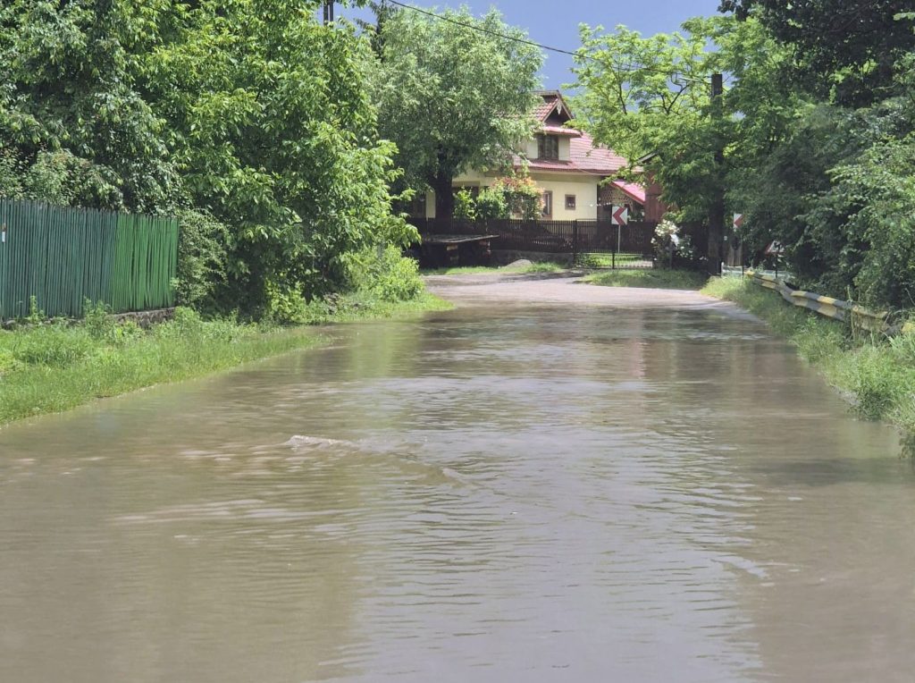 Acum, la Vintilă Vodă! Drumuri acoperite complet de apă. ”A căzut cerul pe noi!” Județul, sub avertizare Cod Portocaliu (VIDEO)